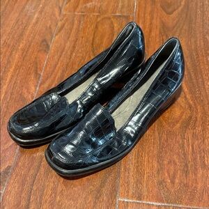 AEROSOLES Black Crocodile Pattern Loafers